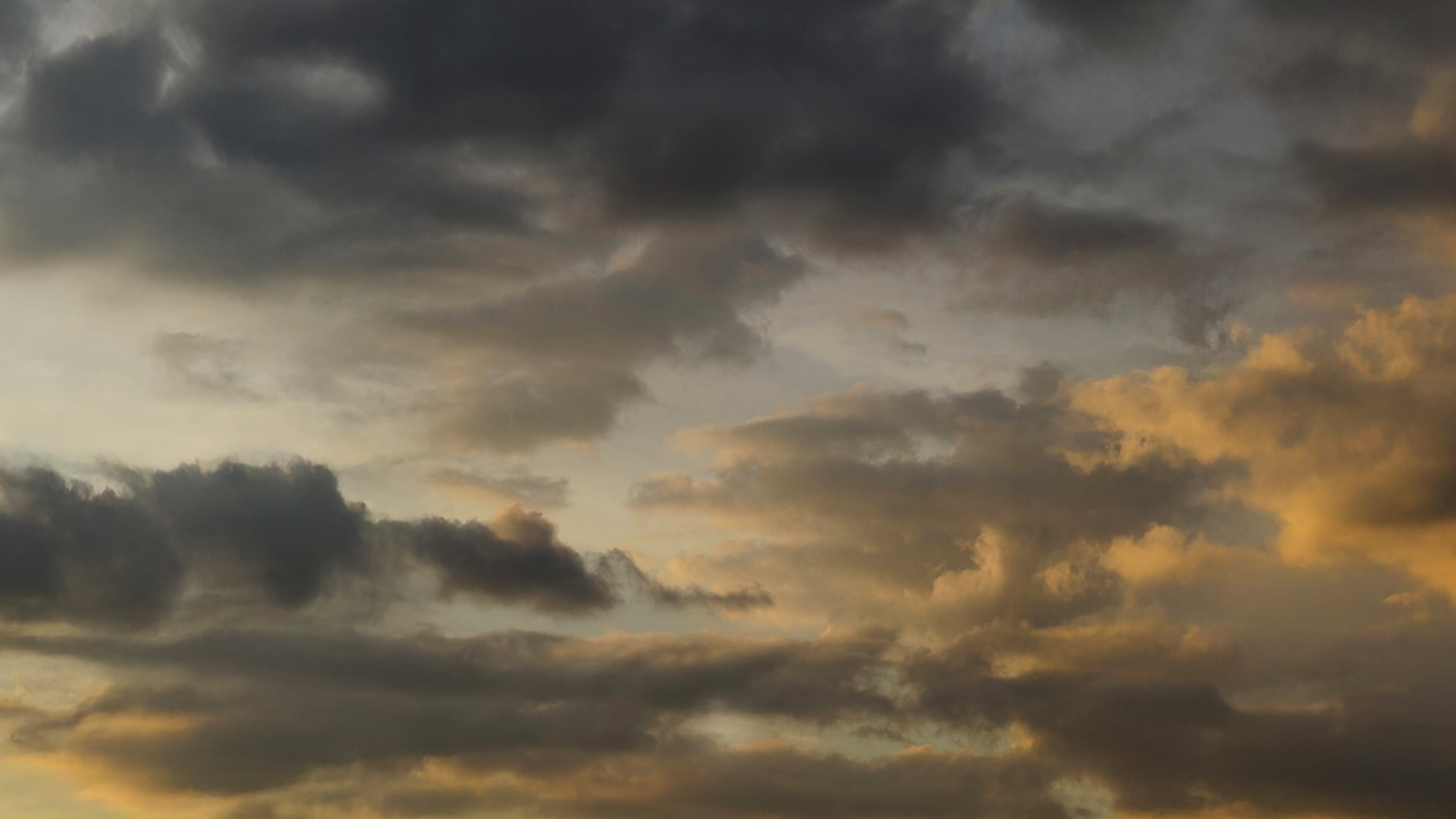 Gordons&Macphail_Bottle_Hero_CloudsOnly